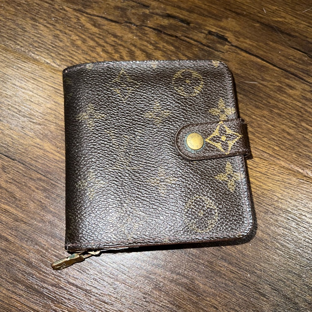 LV Wallet Authentic